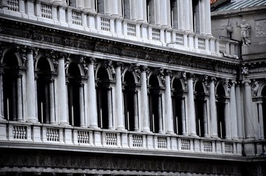 VENEZIA fotografie di Giulio Azzarello &copy;2022.