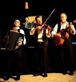SERENATA fotografie di Giulio Azzarello ©2020. SERENATA fotografie di Giulio Azzarello ©2020.