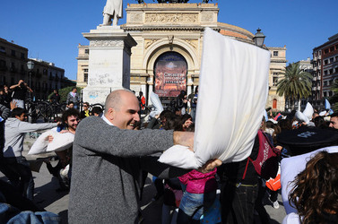 LOTTA DI CUSCINI flash mob fotografie di Giulio Azzarello ©2014. LOTTA DI CUSCINI flash mob fotografie di Giulio Azzarello ©2014.