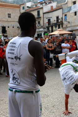 DANZE BRASILIANE E DANZATORI MULTIETNICI a Monreale in Sicilia. Fotografie di Giulio Azzarello &copy;2014.