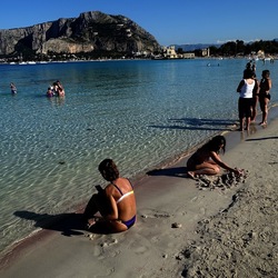 MONDELLO. Fotografie di Giulio Azzarello ©2024. MONDELLO. Fotografie di Giulio Azzarello ©2024.