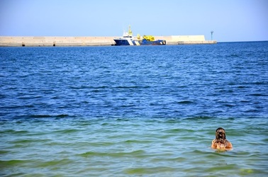 LA RAGAZZA e il mare fotografie di Giulio Azzarello &copy;2019.