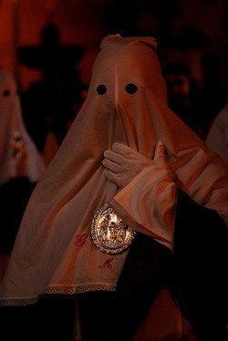 PROCESSIONE RELIGIOSA in Sicilia. Fotografie di Giulio Azzarello &copy;2014.