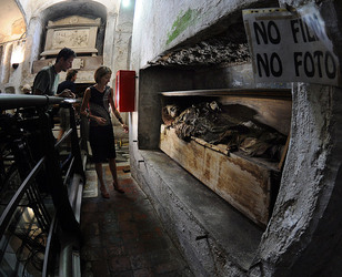Le CATACOMBE di Palermo documentario film. Fotografie di scena e set di Giulio Azzarello &copy;2014.