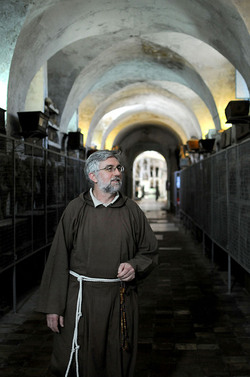 Le CATACOMBE di Palermo documentario film. Fotografie di scena e set di Giulio Azzarello &copy;2014.