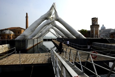 LE MANI DI LORENZO QUENN Biennale di Venezia. Fotografie di Giulio Azzarello &copy;2020.