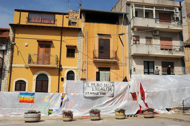 IL MURO DELL ANTIMAFIA e della legalit&agrave; a Partinico in Sicilia. Fotografie di Giulio Azzarello &copy;2014.