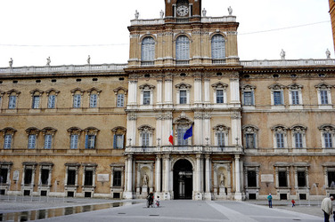 MODENA centro storico. Fotografie di Giulio Azzarello ©2016. MODENA centro storico. Fotografie di Giulio Azzarello ©2016.