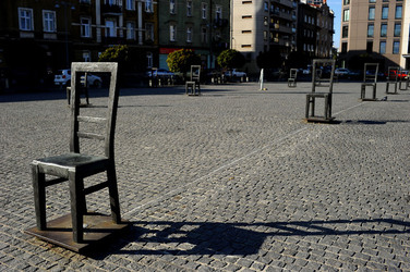 LA SEDIA DELLA MEMORIA nel quartiere ebraico di Cracovia. Fotografie di Giulio Azzarello &copy;2016.