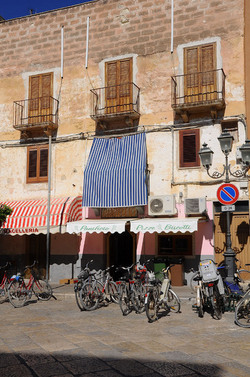 Il PORTO DI FAVIGNANA in Sicilia visioni panoramiche o particolari. Fotografie di Giulio Azzarello &copy;2014.