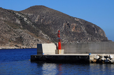 Il PORTO DI FAVIGNANA in Sicilia visioni panoramiche o particolari. Fotografie di Giulio Azzarello &copy;2014.