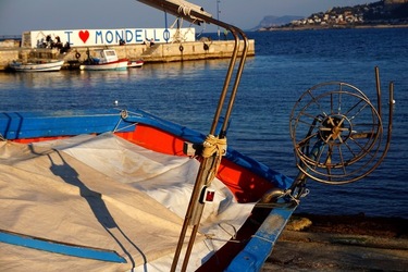 BARCHE. Fotografie di Giulio Azzarello ©2022. BARCHE. Fotografie di Giulio Azzarello ©2022.