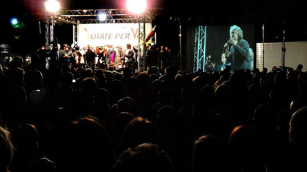 I COMIZI di BEPPE GRILLO in Sicilia a Palermo alcuni momenti. Fotografie di Giulio Azzarello &copy;2014.