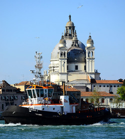 LUNGOMARE di VENEZIA. Fotografie di Giulio Azzarello &copy;2016.