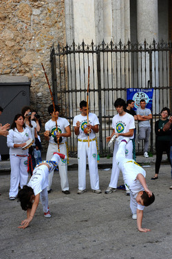 DANZE BRASILIANE E DANZATORI MULTIETNICI a Monreale in Sicilia. Fotografie di Giulio Azzarello &copy;2014.