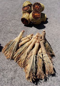 CESTO tipico tradizionale siciliano impagliato. Fotografie di Giulio Azzarello &copy;2014.