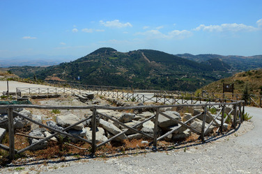SEGESTA il sito archeologico il teatro greco e l acropoli. Panorami e particolari. Fotografie di Giulio Azzarello &copy;2014.