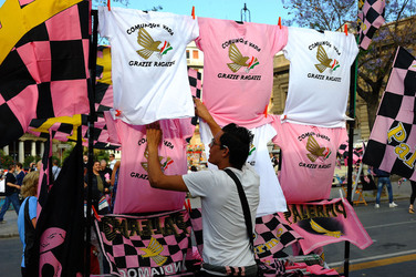 I TIFOSI DEL PALERMO CALCIO in piazza per festeggiare. Fotografie di Giulio Azzarello ©2014. I TIFOSI DEL PALERMO CALCIO in piazza per festeggiare. Fotografie di Giulio Azzarello ©2014.