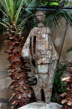 ANGELO DENARO pittore artista siciliano con la sua scultura di ferro. Fotografie di Giulio Azzarello &copy;2014.