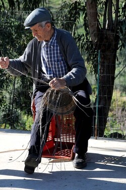 CESTO tipico tradizionale siciliano impagliato. Fotografie di Giulio Azzarello &copy;2014.