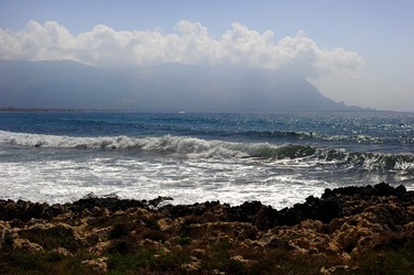 PAESAGGIO SICILIANO di MARE. Fotografia di Giulio Azzarello &copy;2018.