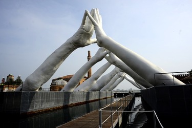 LE MANI DI LORENZO QUENN Biennale di Venezia. Fotografie di Giulio Azzarello &copy;2020.