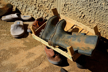 SCARPE di persone povere. Fotografie di Giulio Azzarello &copy;2016.