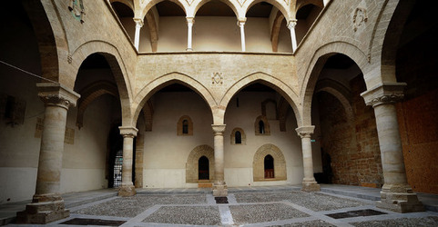 LOGGIATO arabo normanno allo Steri di Palermo. Fotografie di Giulio Azzarello &copy;2014.