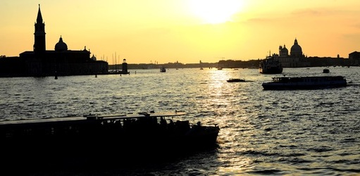 VENEZIA fotografie di Giulio Azzarello ©2020. VENEZIA fotografie di Giulio Azzarello ©2020.