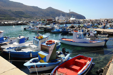 Il PORTO DI FAVIGNANA in Sicilia visioni panoramiche o particolari. Fotografie di Giulio Azzarello &copy;2014.