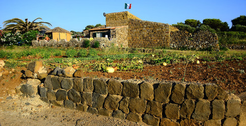 ISOLA DI USTICA pietre. Fotografie di Giulio Azzarello &copy;2016.