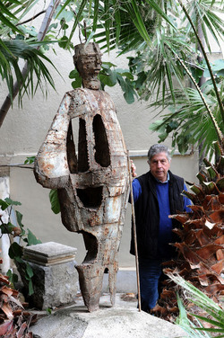 ANGELO DENARO pittore artista siciliano con la sua scultura di ferro. Fotografie di Giulio Azzarello &copy;2014.