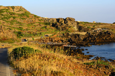 ISOLA DI USTICA la costa. Fotografie di Giulio Azzarello &copy;2016.