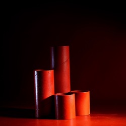 CARTONI ROSSI. Fotografie di Giulio Azzarello &copy;2023.