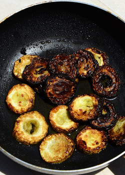 SAPORI zucchine fritte della tipica e tradizionale cucina siciliana. Fotografie di Giulio Azzarello &copy; 2014.