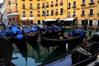 VENEZIA fotografie di Giulio Azzarello &copy;2022.