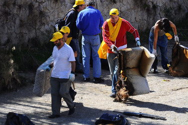 LA BONIFICA delle coste a Palermo una azione simbolica di Lega Ambiente Sicilia. Fotografie di Giulio Azzarello &copy;2014.