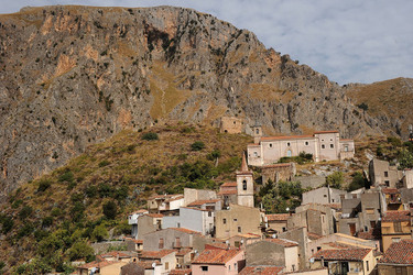 ISNELLO in Sicilia comune e paese del territorio delle madonie. Fotografie di Giulio Azzarello &copy;2014.