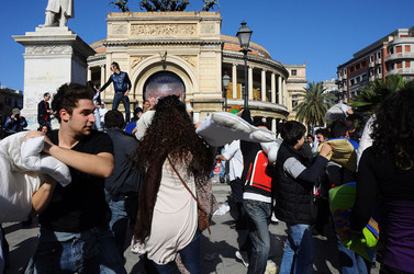 LOTTA DI CUSCINI flash mob fotografie di Giulio Azzarello ©2014. LOTTA DI CUSCINI flash mob fotografie di Giulio Azzarello ©2014.