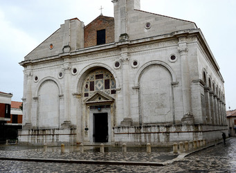 TEMPIO MALATESTIANO e SPIAGGIA di Rimini. Fotografie di Giulio Azzarello &copy;2016.