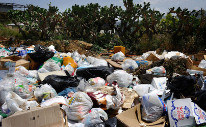 DISCARICA abusiva nei pressi del comune e paese di Monreale in Sicilia. Fotografie di Giulio Azzarello &copy;2014.