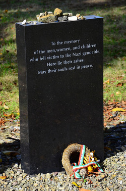 AUSCHHWITZ BIRKENAU le lapidi della memoria. Fotografie di Giulio Azzarello &copy;2016.