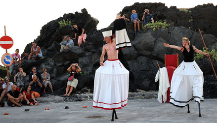 TRAMPOLIERI A LINOSA in Sicilia tutti i momenti dello spettacolo. Fotografie di Giulio Azzarello &copy;2014.