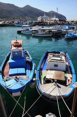 Il PORTO DI FAVIGNANA in Sicilia visioni panoramiche o particolari. Fotografie di Giulio Azzarello &copy;2014.