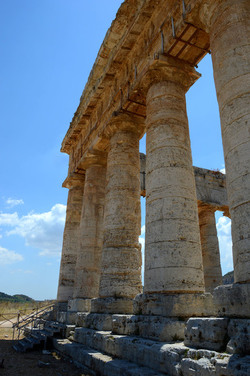SEGESTA il sito archeologico il teatro greco e l acropoli. Panorami e particolari. Fotografie di Giulio Azzarello &copy;2014.