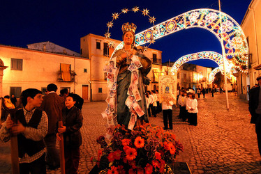 PROCESSIONE RELIGIOSA in Sicilia. Fotografie di Giulio Azzarello &copy;2014.