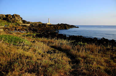 ISOLA DI USTICA la costa. Fotografie di Giulio Azzarello &copy;2016.