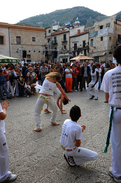 DANZE BRASILIANE E DANZATORI MULTIETNICI a Monreale in Sicilia. Fotografie di Giulio Azzarello &copy;2014.