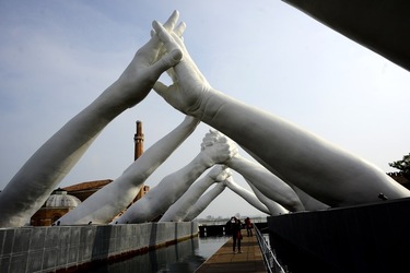LE MANI DI LORENZO QUENN Biennale di Venezia. Fotografie di Giulio Azzarello &copy;2020.