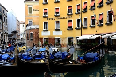 VENEZIA fotografie di Giulio Azzarello &copy;2022.